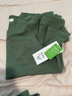Resurge high-performance 4-way stretch scrub top